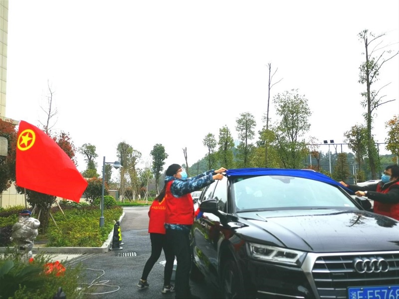 公司開(kāi)展“學(xué)雷鋒、在行動(dòng)”志愿洗車(chē)服務(wù)活動(dòng)